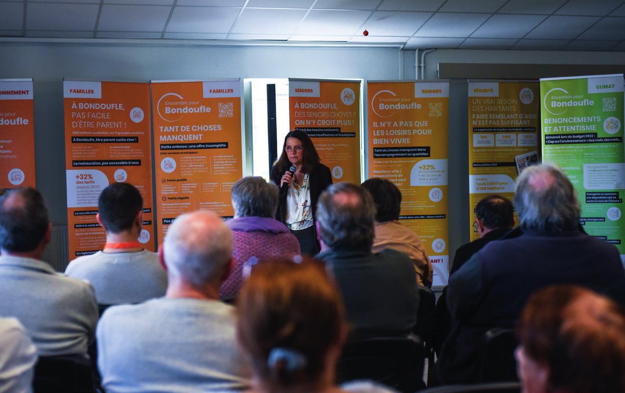 Sabine Nagel présentant le programme lors d'une réunion publique